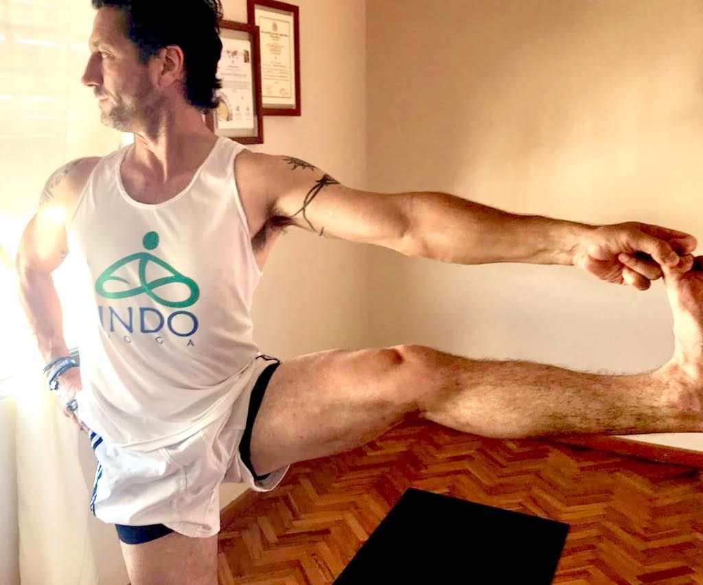 Nelson Taffarel practicando yoga