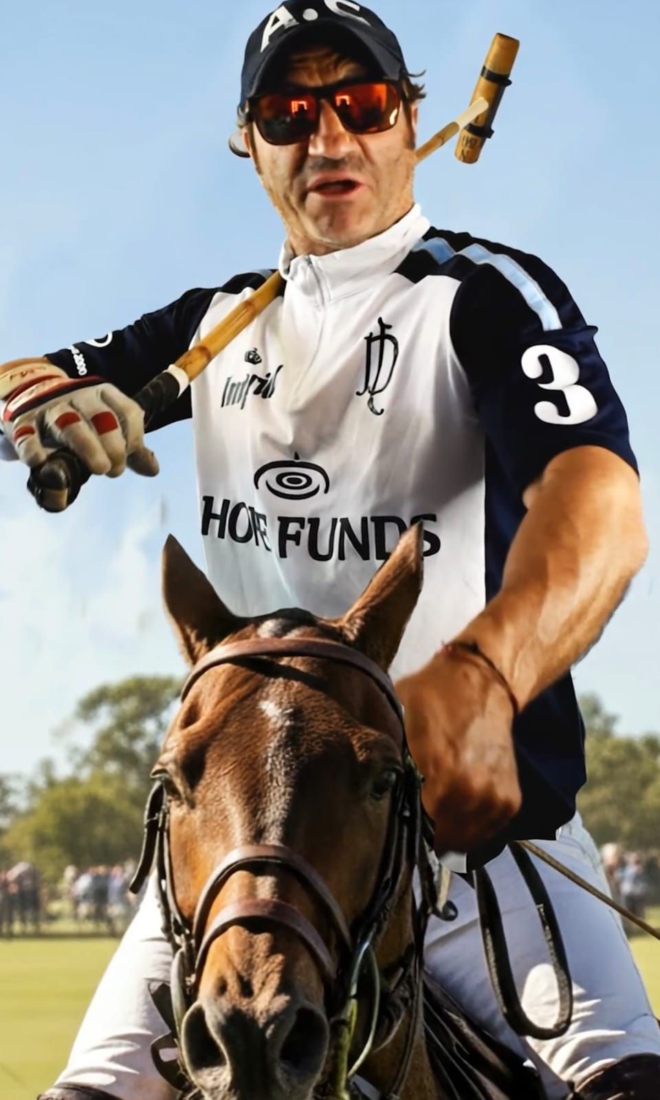 Nelson Taffarel imitando a Adolfo Cambiaso a caballo, primer plano