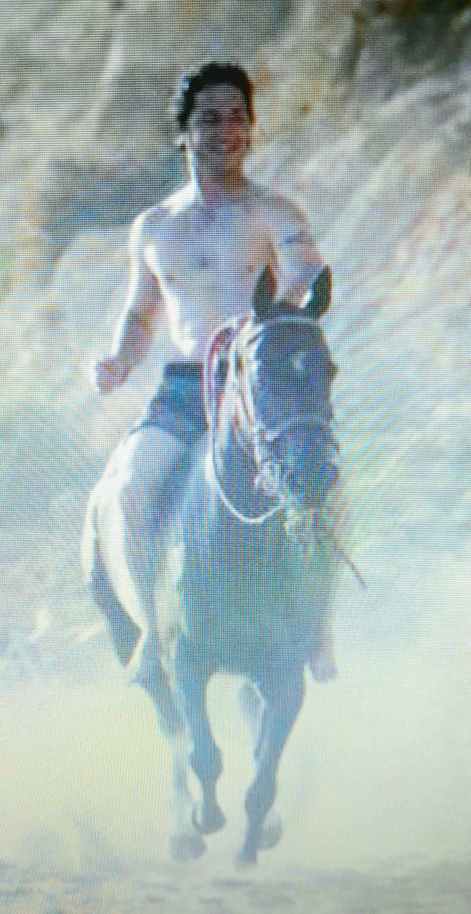 Nelson Taffarel a caballo como jinete, en una escena de producción