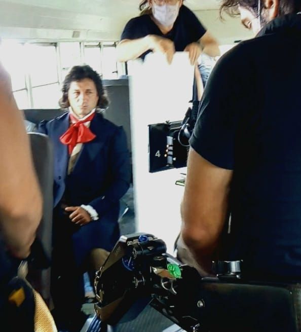 Nelson Taffarel caracterizado de época, en el rodaje de una escena en un colectivo