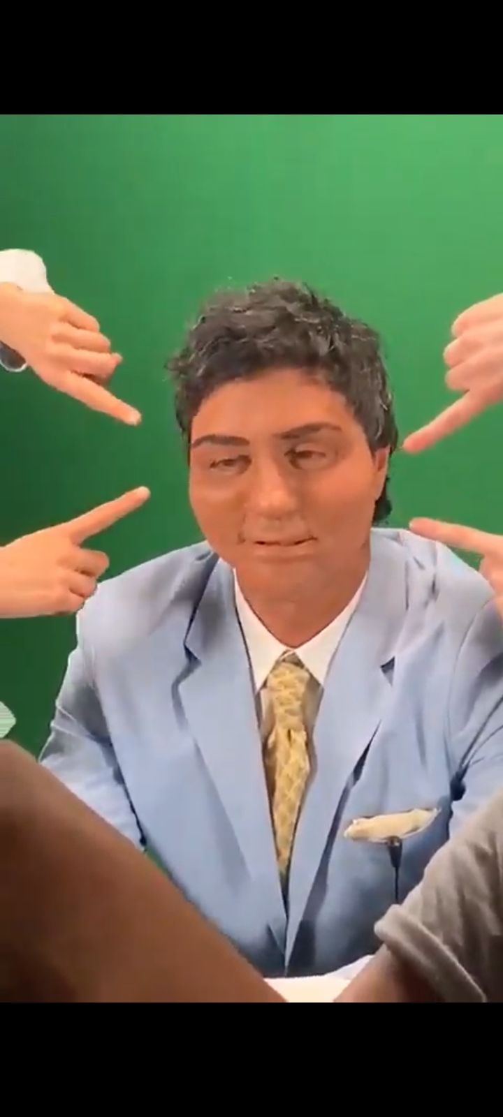 Nelson Taffarel caracterizado para un sketch, con maquillaje frente a pantalla verde